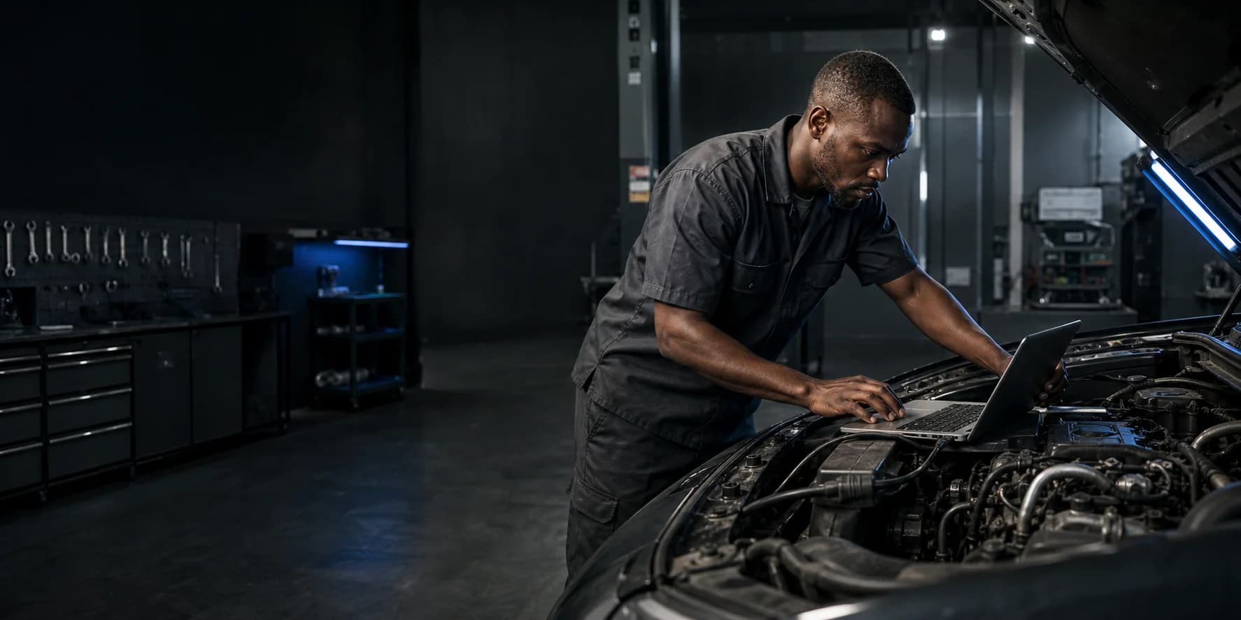 Technicien Silli Mechatronics réalisant un diagnostic électronique automobile